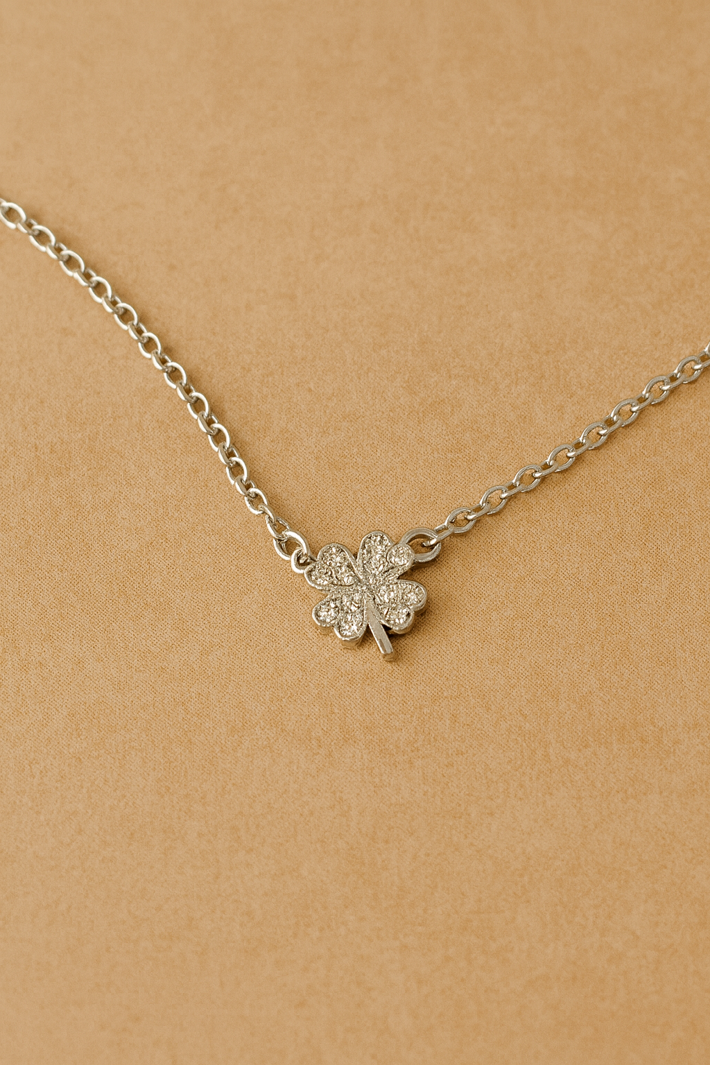 Naszyjnik z czterolistną koniczyną