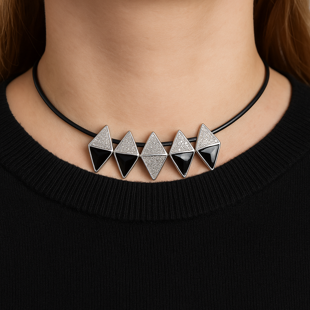 Ozdoba na szyję na rzemieniu