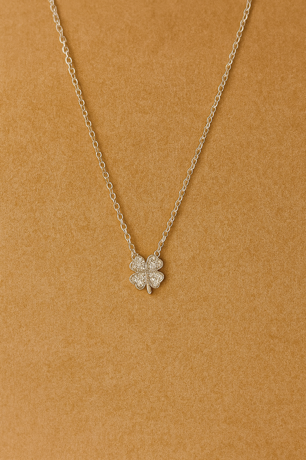 Naszyjnik z czterolistną koniczyną