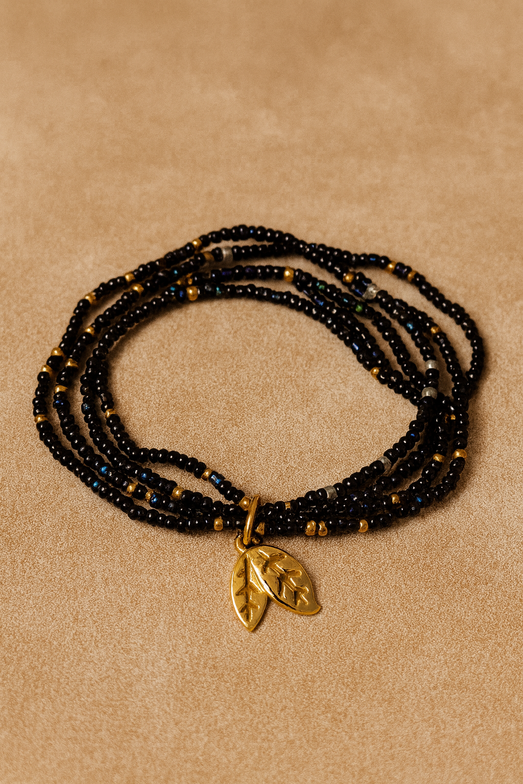 Bransoletka z koralikami i listkami