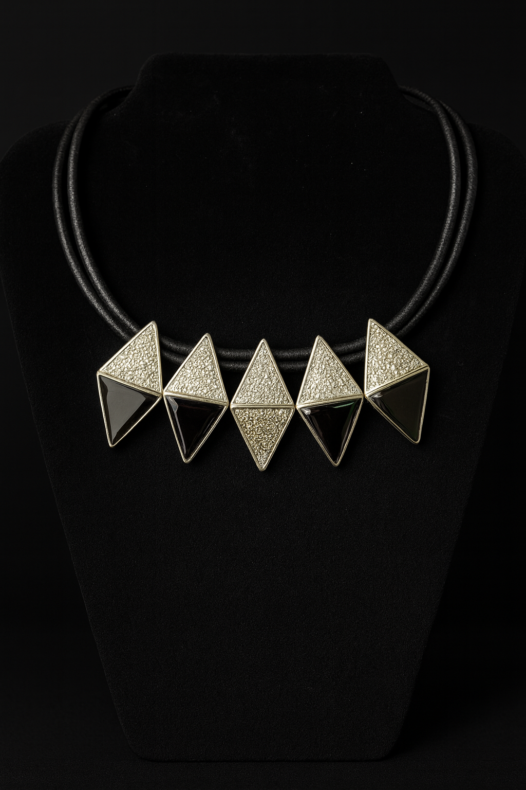 Ozdoba na szyję na rzemieniu