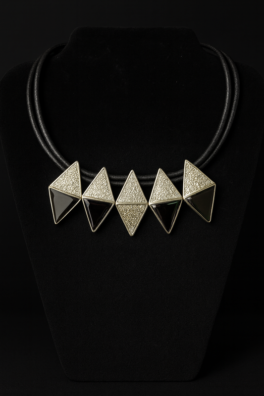 Ozdoba na szyję na rzemieniu